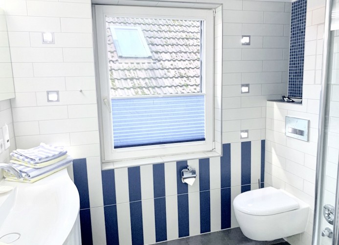 Bad mit Dusche und WC