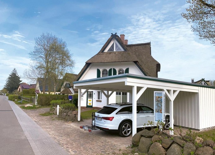 Großer Doppelcarport mit Schuppen
